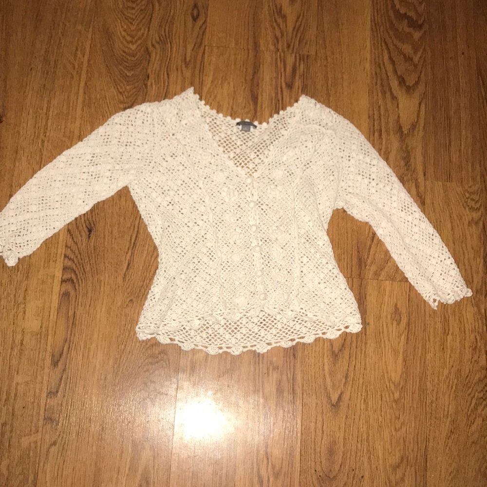 V-neck: 3/4 sleeve